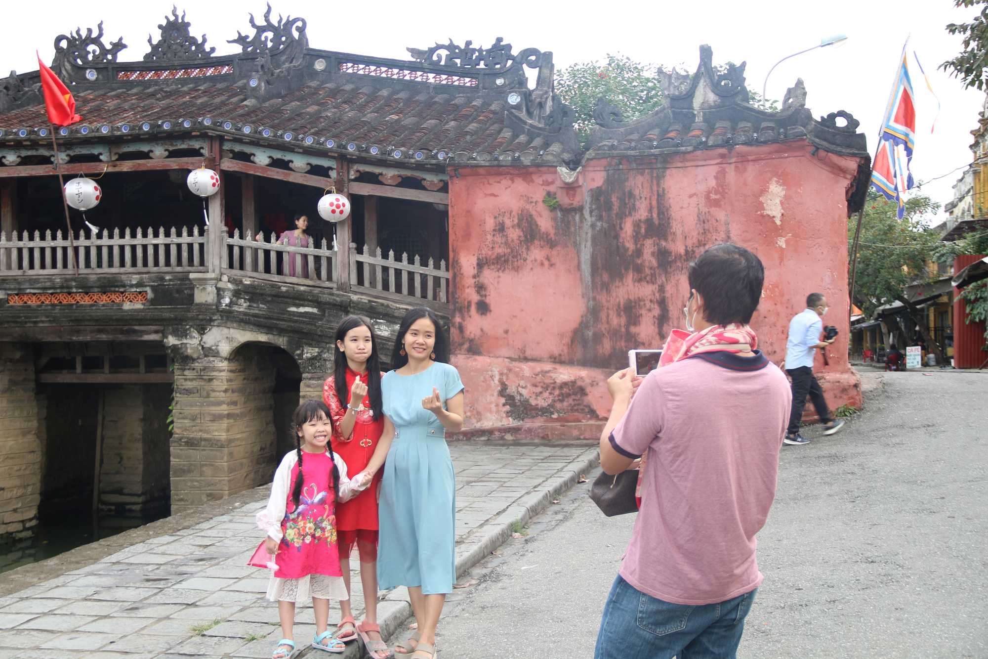 Du khách du xuân phố cổ Hội An