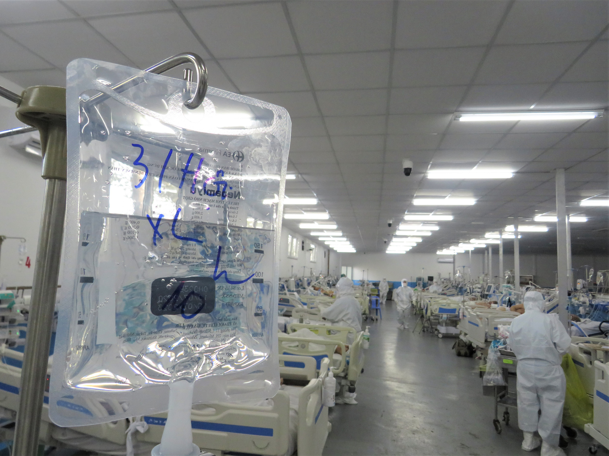 Ca trực đặc biệt ng&agrave;y cuối năm ở bệnh viện chữa trị bệnh nh&acirc;n Covid-19 nặng - Ảnh 6.