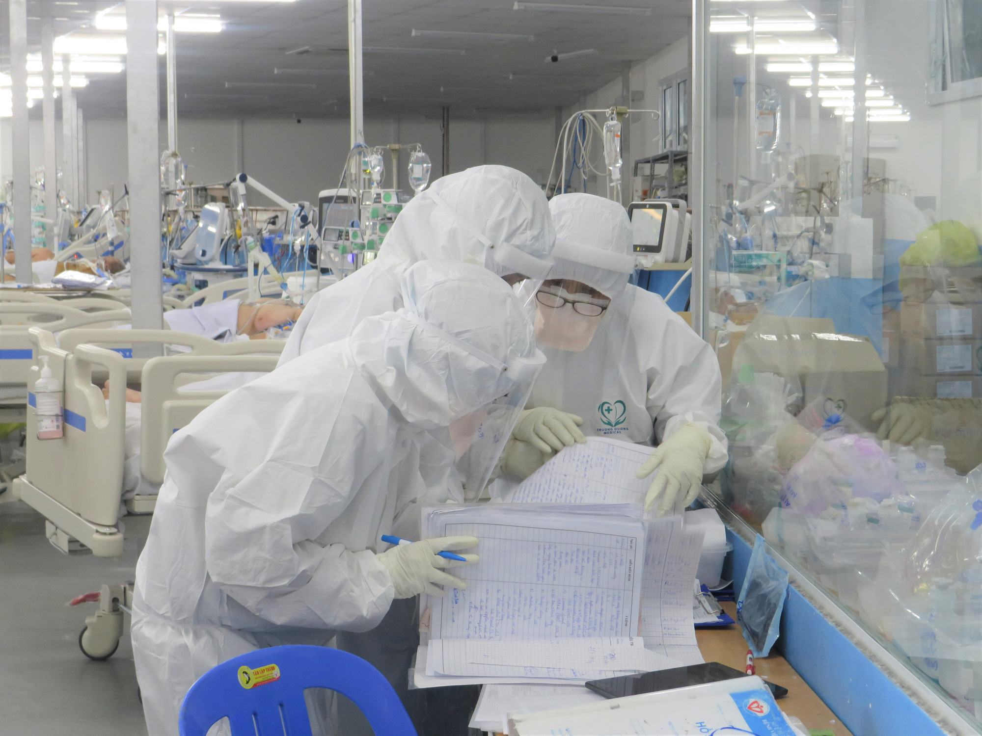 Ca trực đặc biệt ng&agrave;y cuối năm ở bệnh viện chữa trị bệnh nh&acirc;n Covid-19 nặng - Ảnh 8.