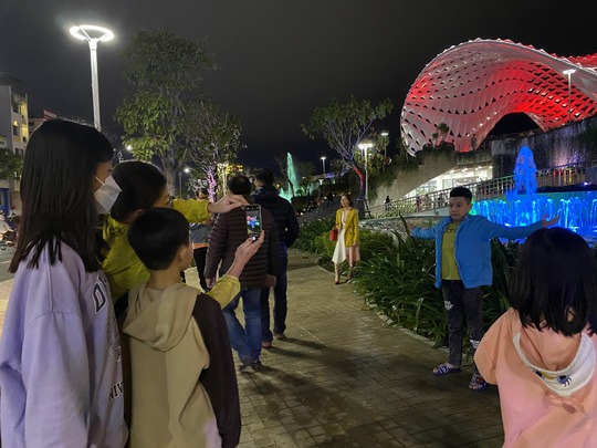 Người d&acirc;n khắp nơi h&aacute;o hức ch&agrave;o đ&oacute;n năm mới - Ảnh 19.