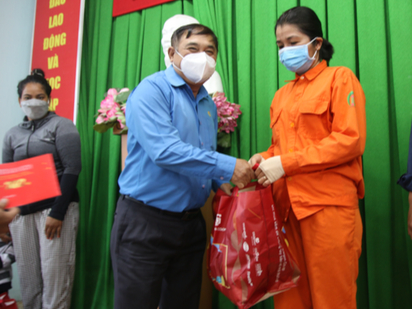 Thăm, tặng quà cho những người làm xuyên Tết - Ảnh 5.