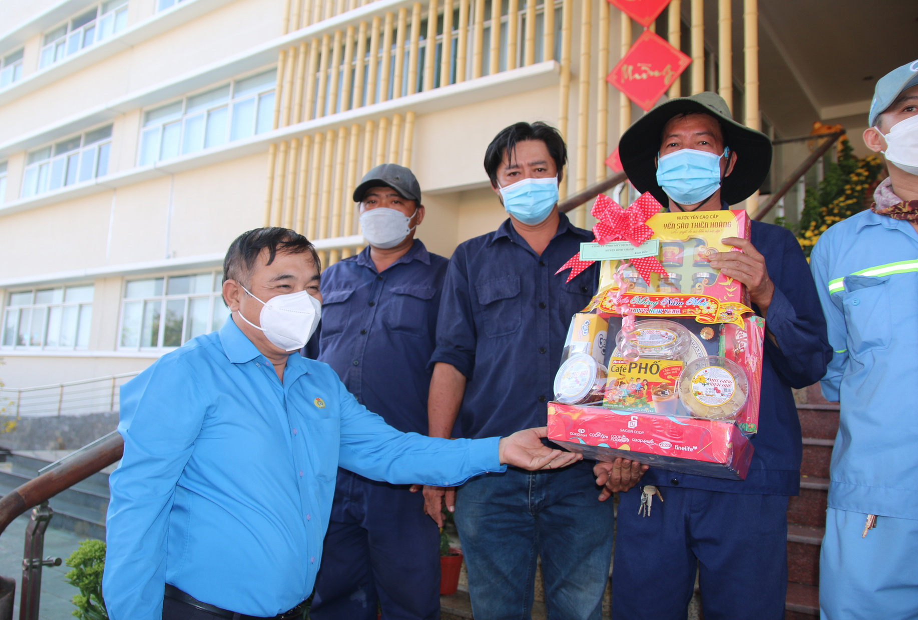 Thăm, tặng quà cho những người làm xuyên Tết - Ảnh 4.