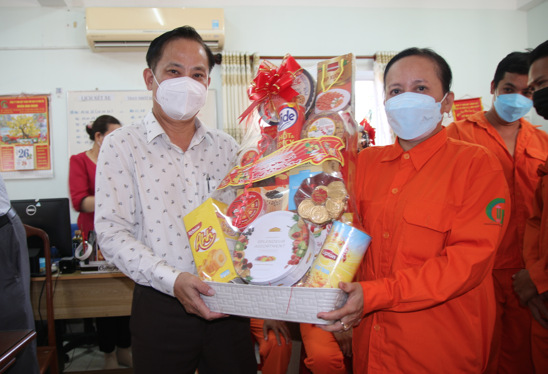 Thăm, tặng quà cho những người làm xuyên Tết
