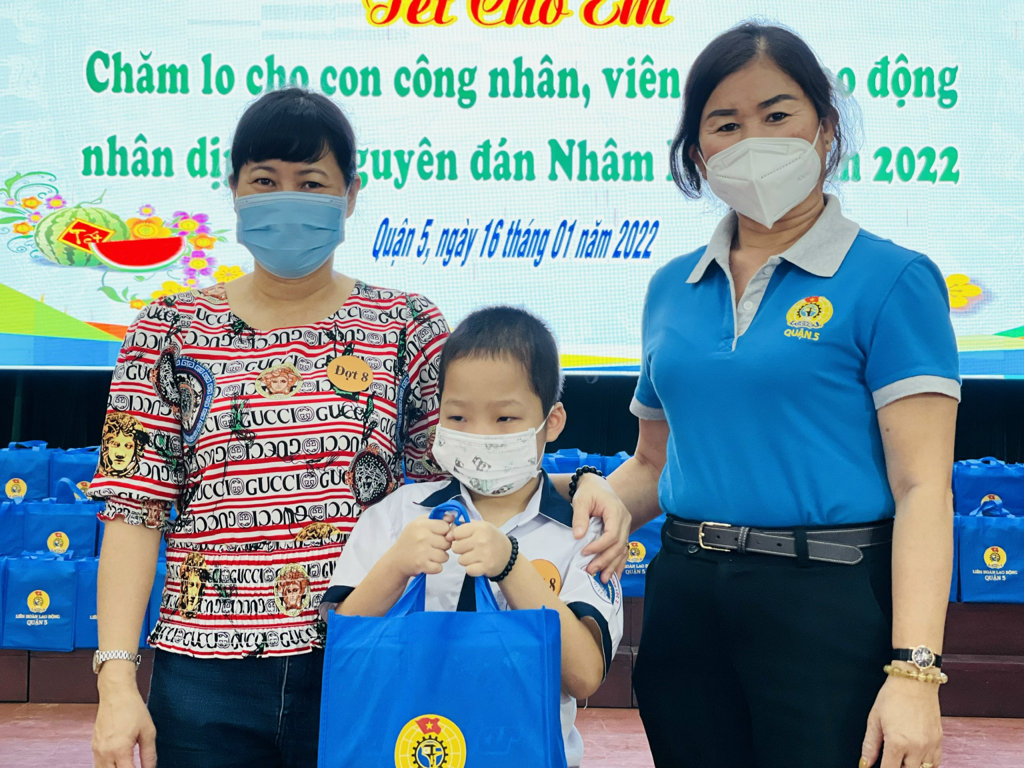 Tết ấm cho con công nhân khó khăn