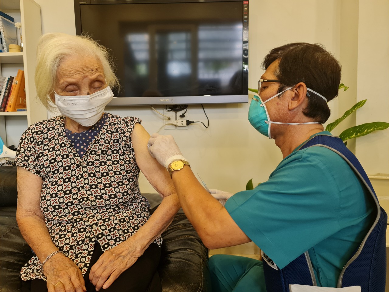 TP HCM: Người d&acirc;n đến đ&acirc;u để ti&ecirc;m vắc-xin ngừa Covid-19 những ng&agrave;y Tết? - Ảnh 3.
