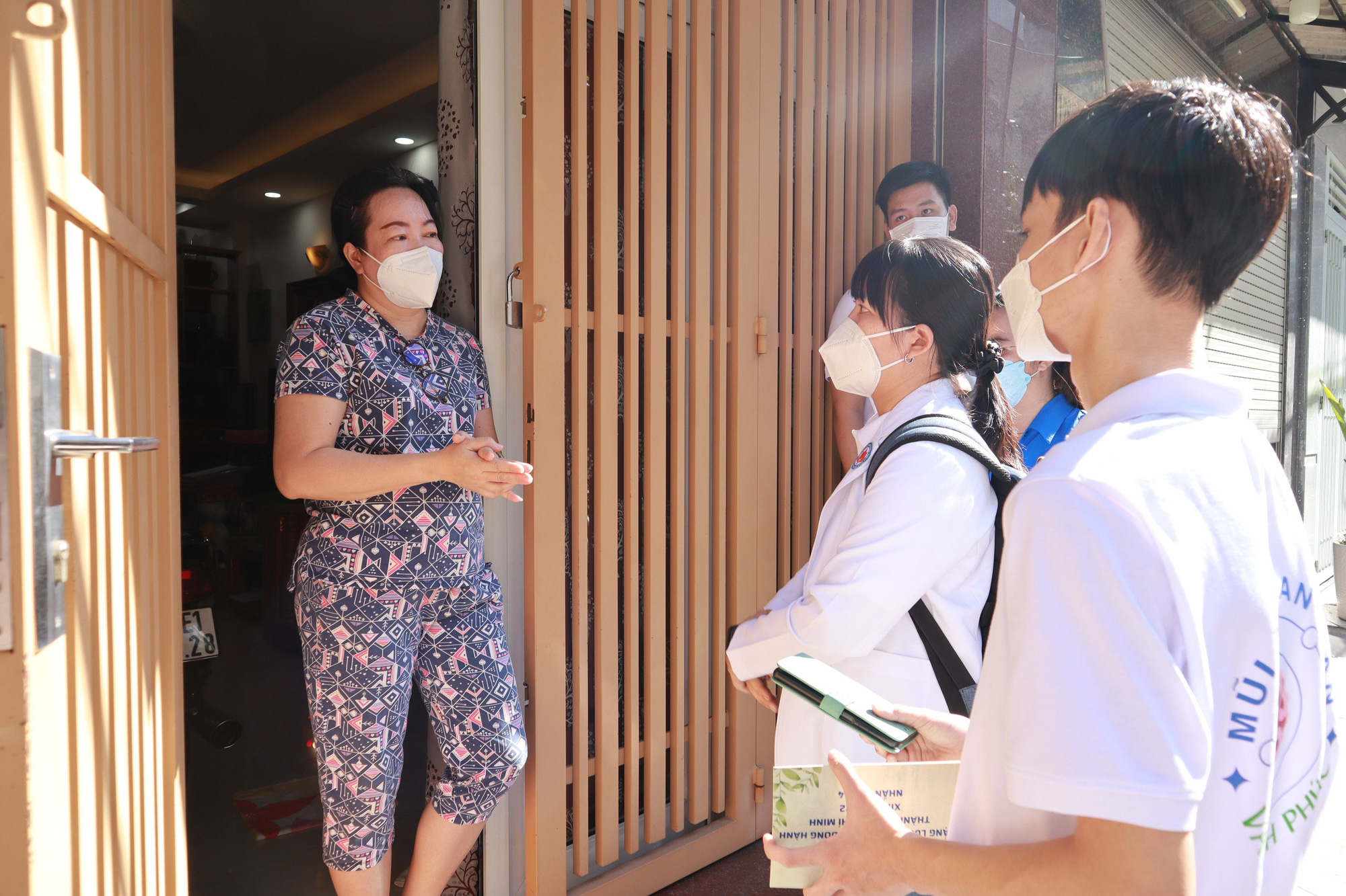 TP HCM: Người d&acirc;n đến đ&acirc;u để ti&ecirc;m vắc-xin ngừa Covid-19 những ng&agrave;y Tết? - Ảnh 2.
