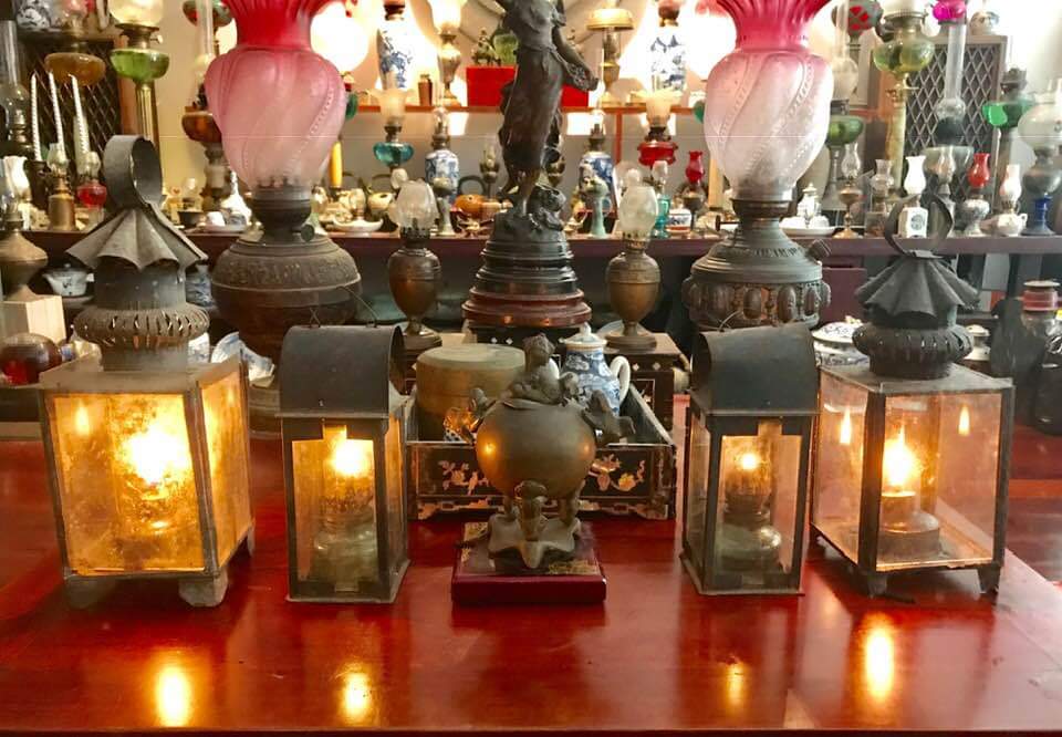 Vị bác sĩ ở Nha Trang kỳ công sưu tập đèn cổ