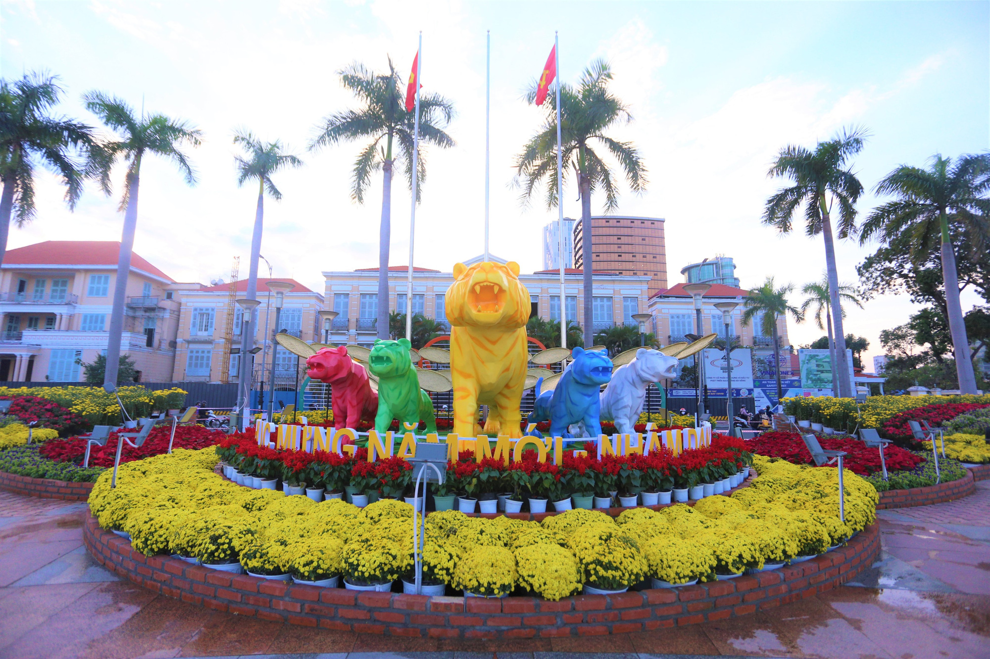 H&aacute;o hức check-in c&ugrave;ng linh vật hổ ngũ sắc tại đường hoa tiền tỉ - Ảnh 4.