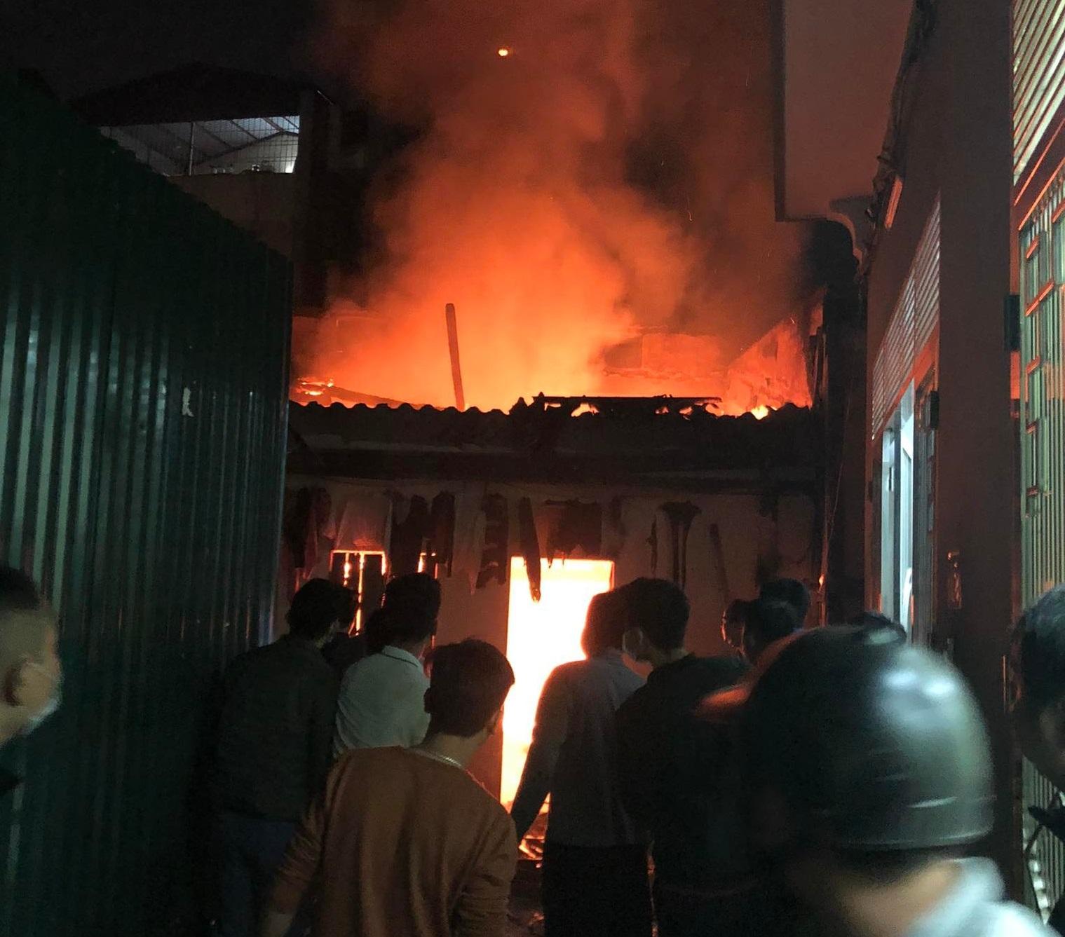 Nổ b&igrave;nh gas trong đ&ecirc;m, 3 người tử vong - Ảnh 2.