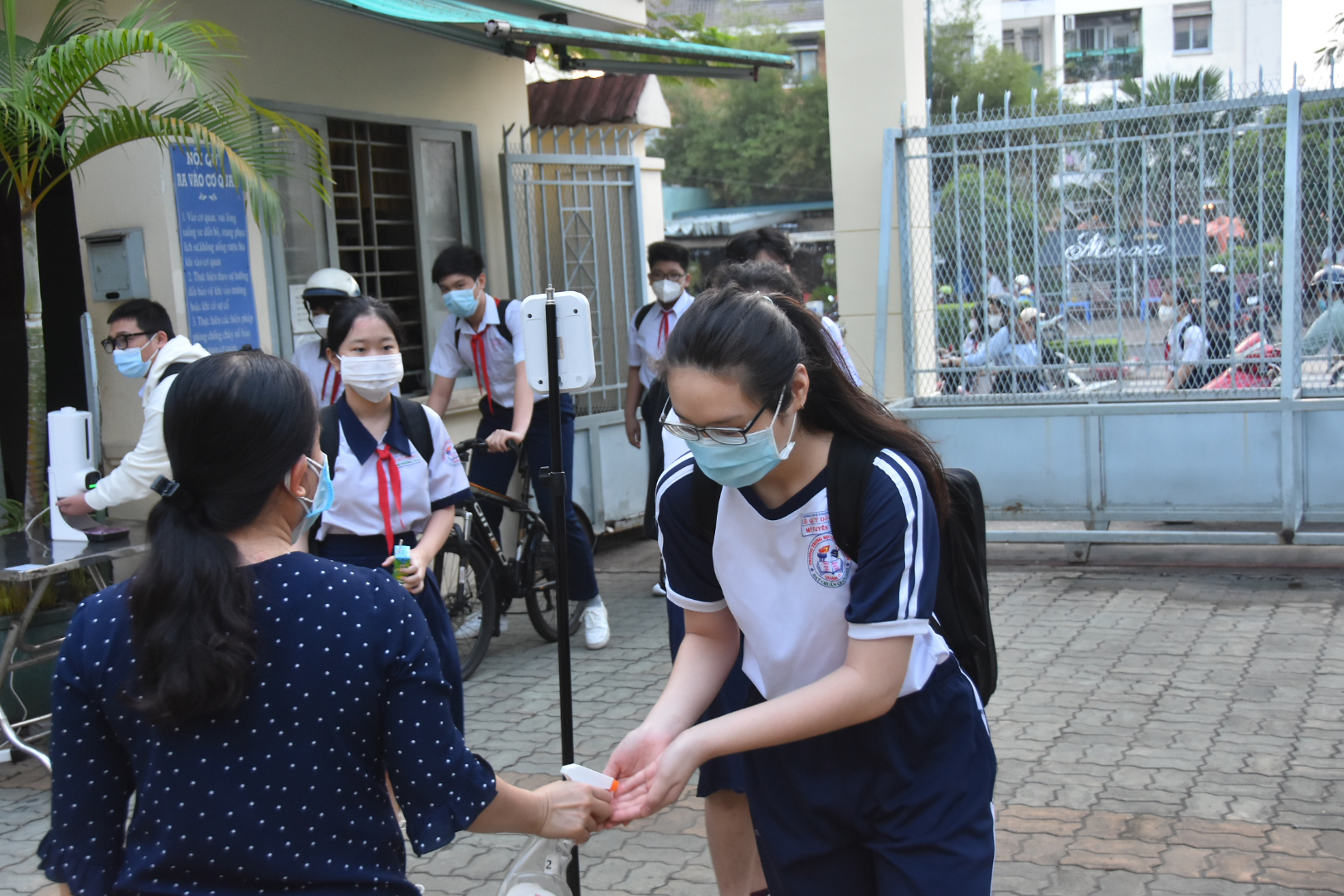 Mở cửa trường, siết chặt phòng dịch