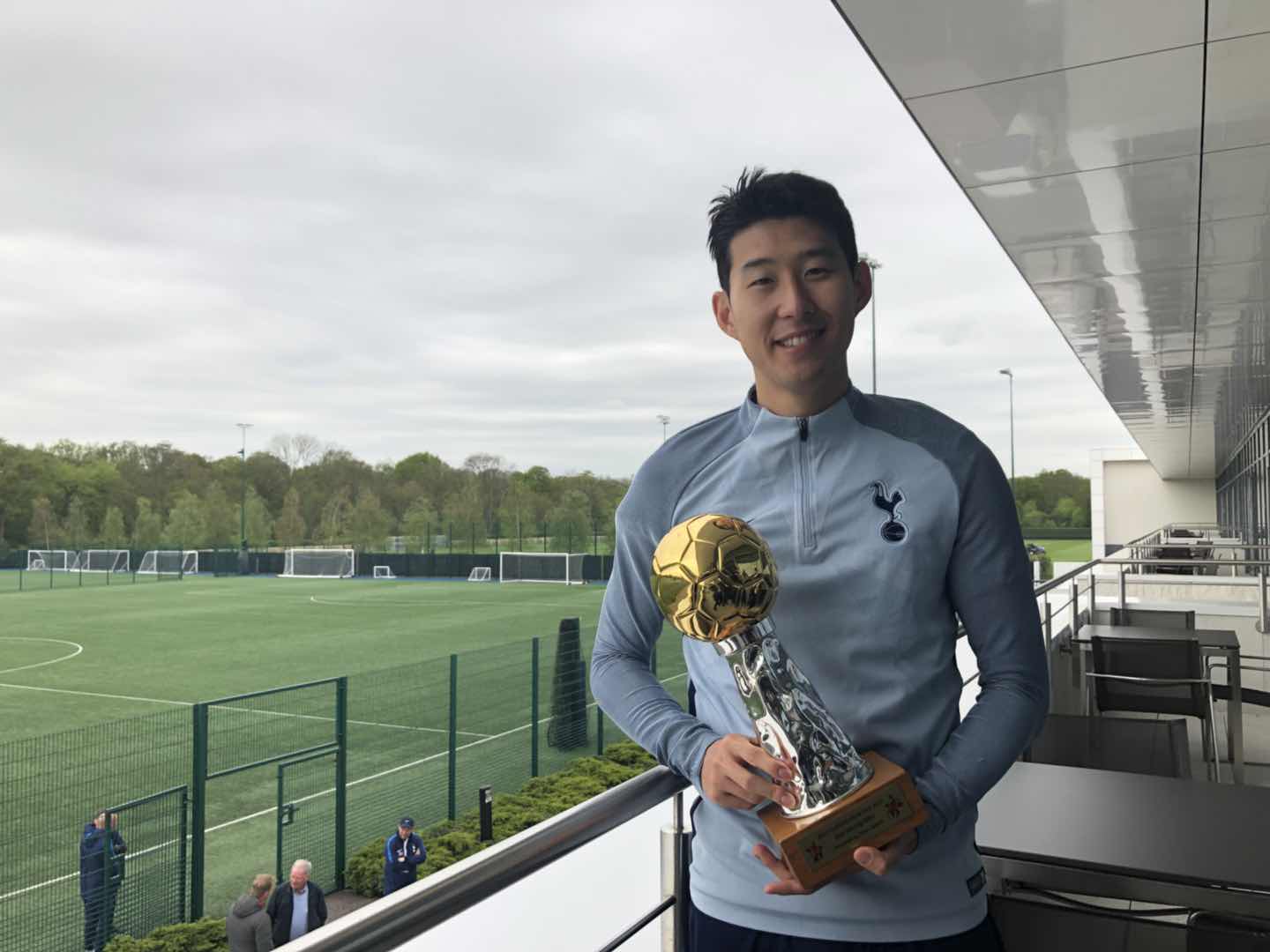 Son Heung-min đoạt Quả b&oacute;ng v&agrave;ng ch&acirc;u &Aacute;, Tiến Linh số 1 Đ&ocirc;ng Nam &Aacute; - Ảnh 2.