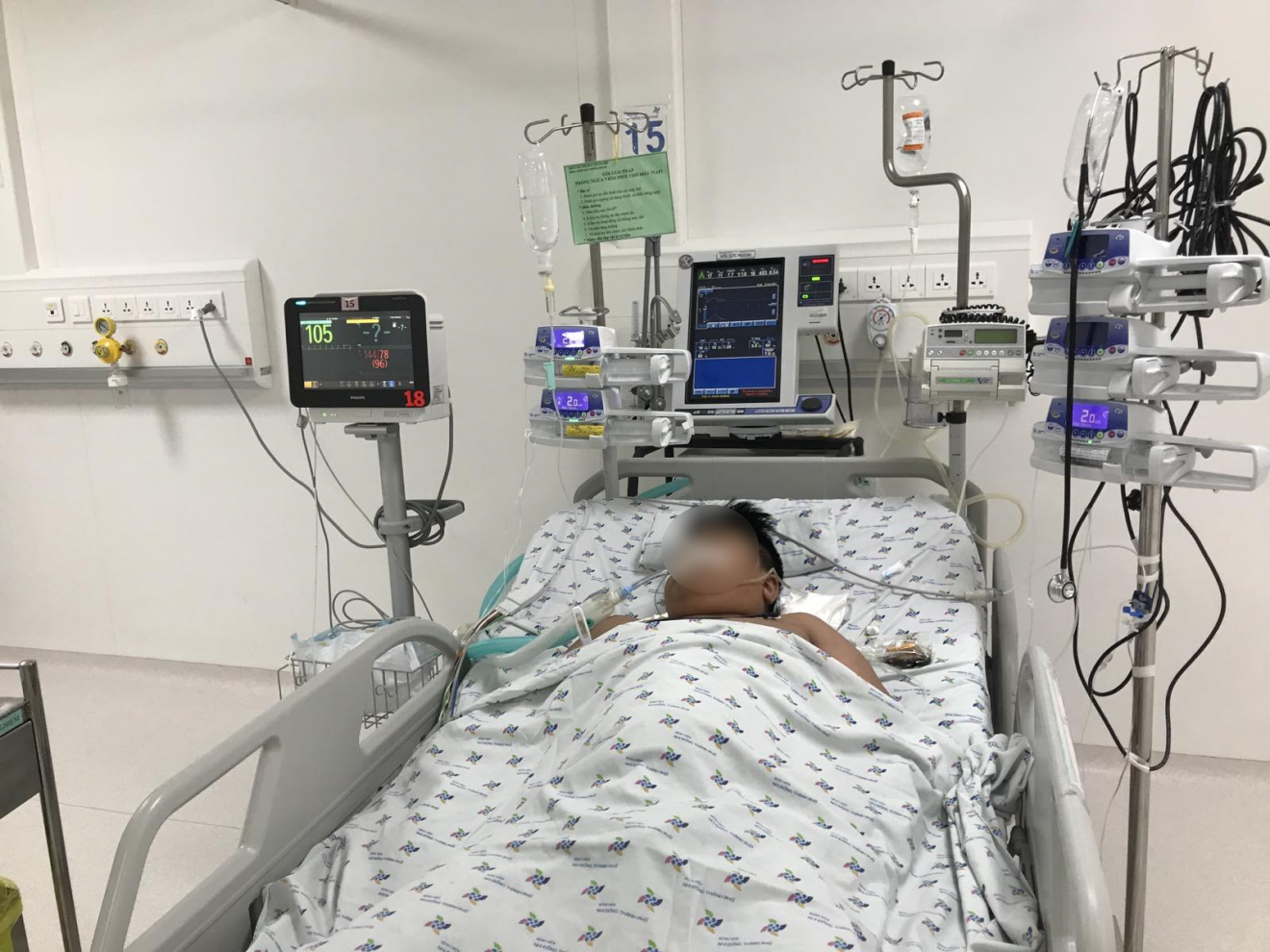 Truyền hơn 2 lít chế phẩm máu cứu sống bé trai mắc sốt xuất huyết