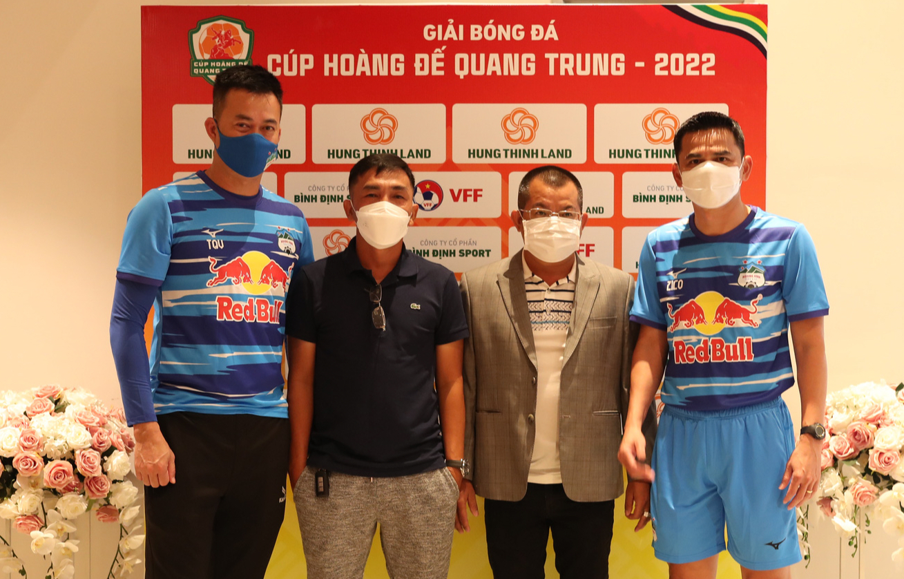 HLV Kiatisuk muốn gọi 7 tuyển thủ hội quân đá cúp Hoàng đế Quang Trung