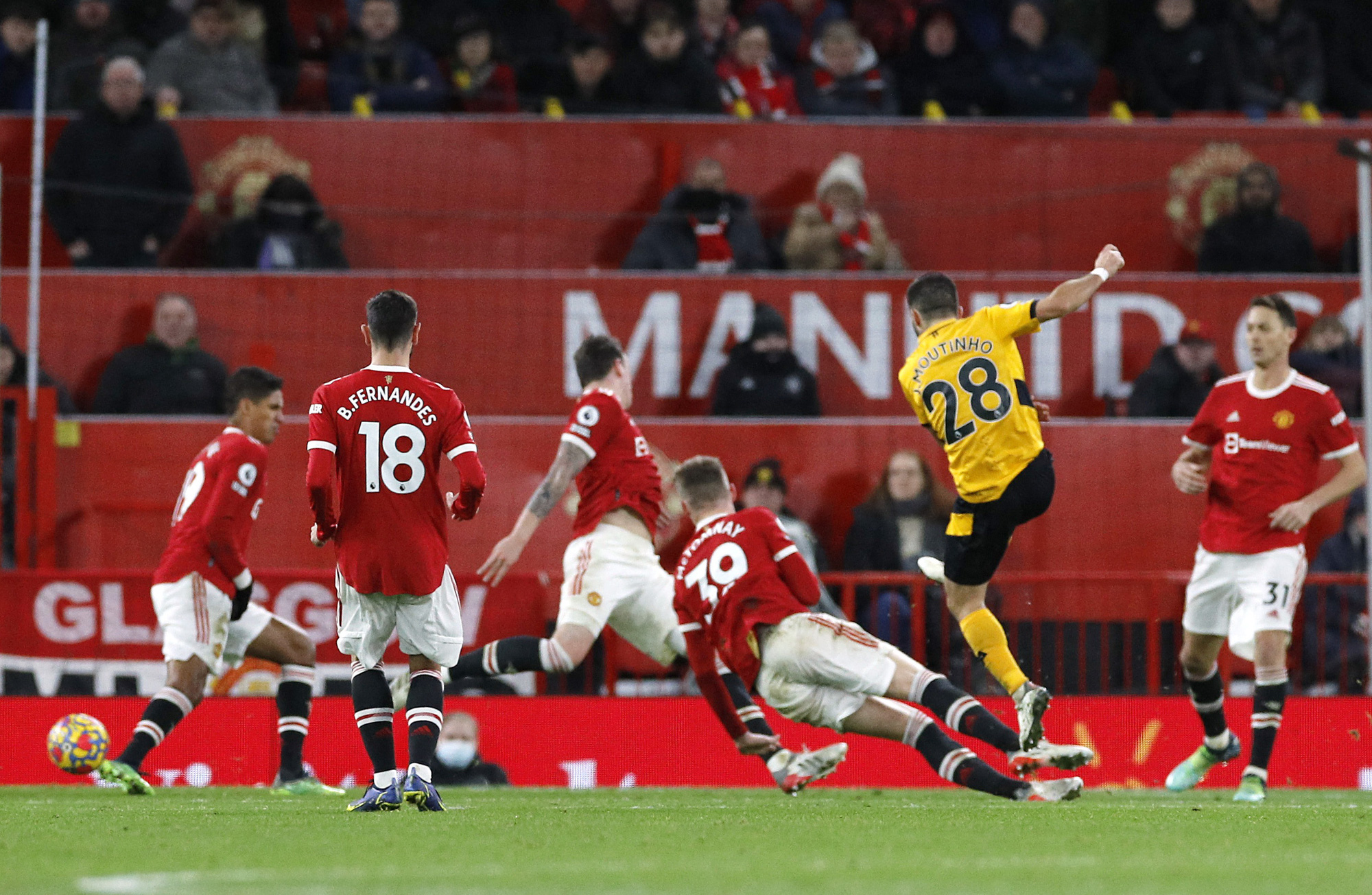 Man United thua sốc Wolverhampton tại nh&agrave; h&aacute;t Old Trafford - Ảnh 5.