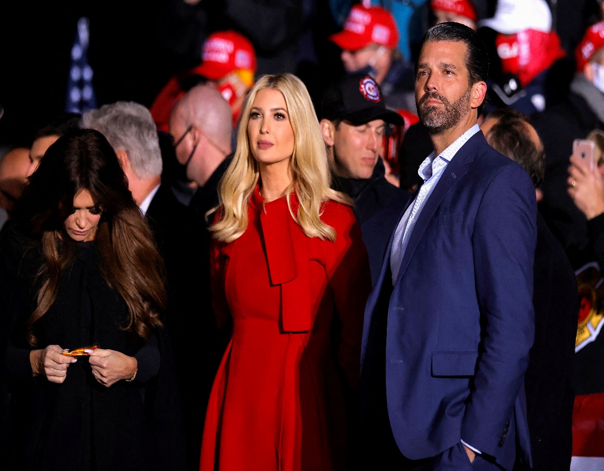 Gia đ&igrave;nh &ocirc;ng Trump nhận tin kh&ocirc;ng vui đầu năm mới - Ảnh 1.