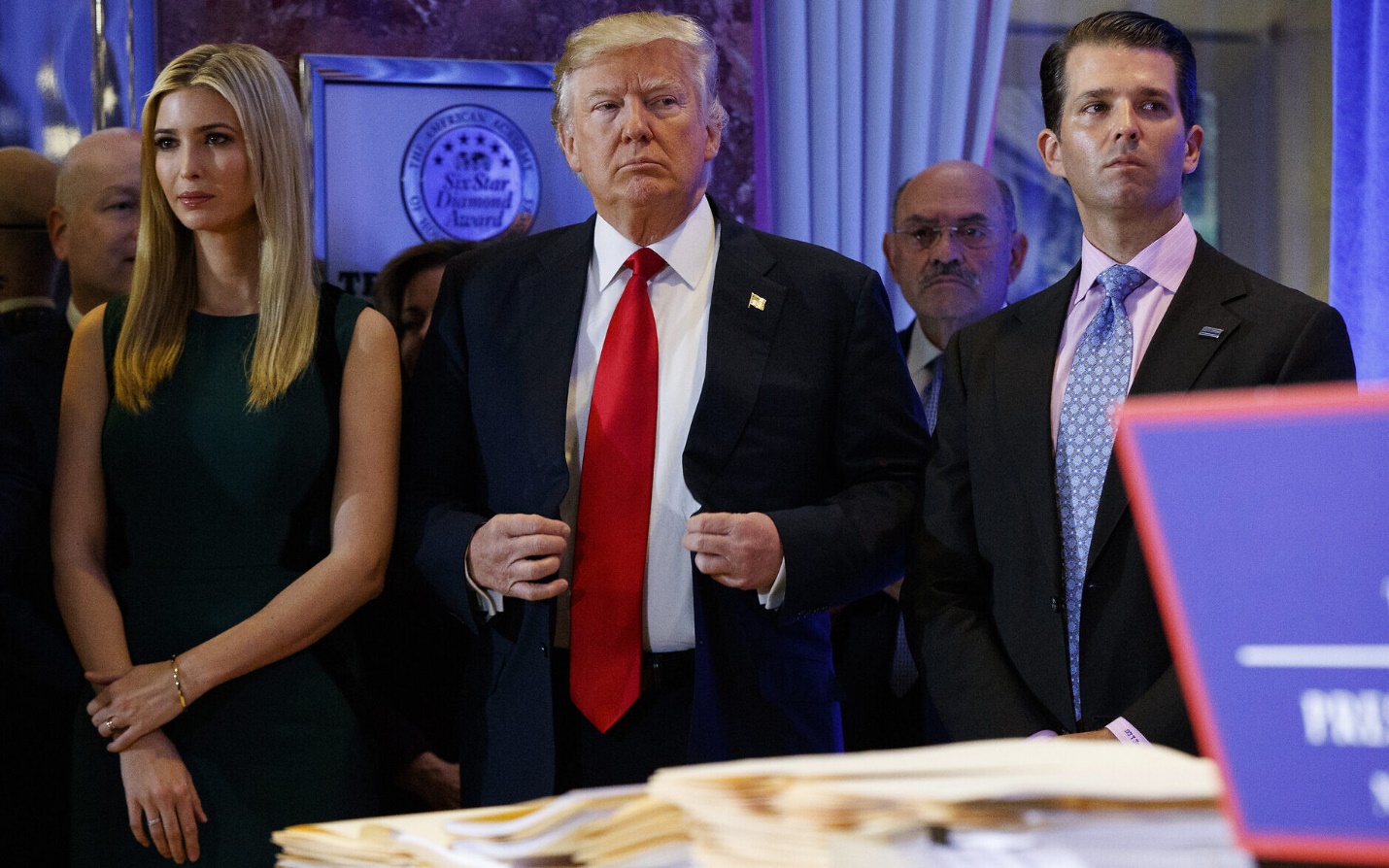 Gia đ&igrave;nh &ocirc;ng Trump nhận tin kh&ocirc;ng vui đầu năm mới - Ảnh 2.