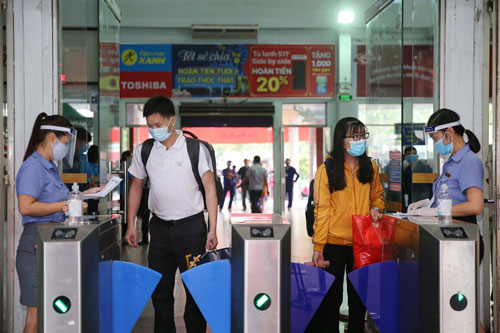 An toàn với Covid-19 khi đi tàu xe - Ảnh 1.