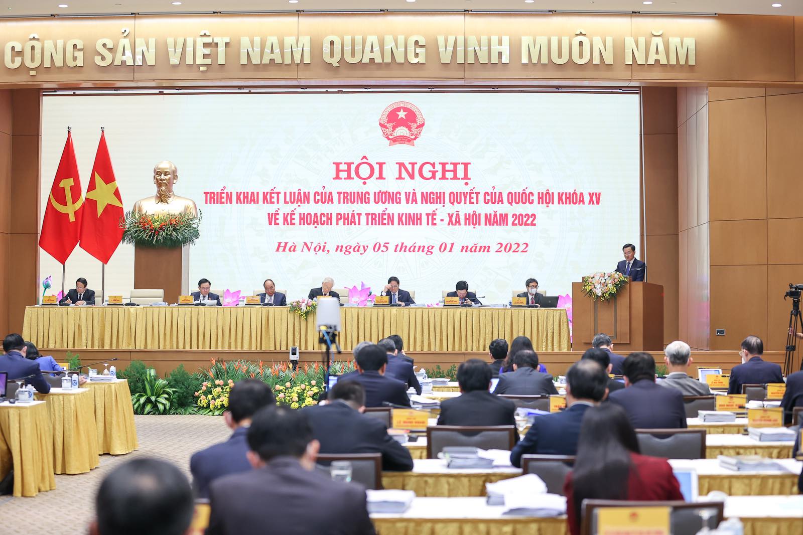Tiêm vắc-xin, thuốc điều trị và ý thức người dân quyết định việc kiểm soát dịch Covid-19