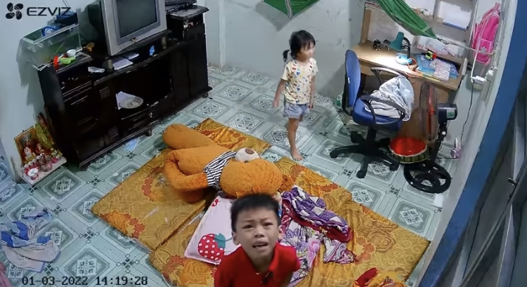 CLIP:  Cướp liều lĩnh đập cửa nh&agrave; ở Đồng Nai, 2 ch&aacute;u nhỏ r&uacute;m r&oacute; đưa t&agrave;i sản - Ảnh 1.