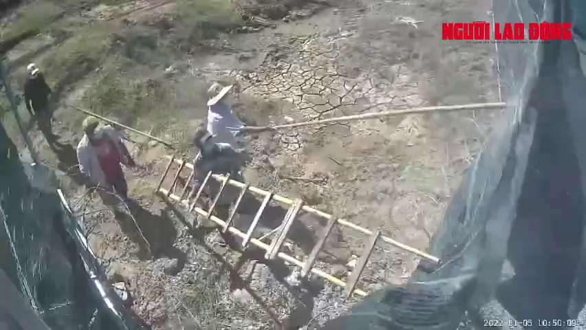 CLIP: Nh&oacute;m người hung hăng n&eacute;m đ&aacute; khiến bảo vệ c&ocirc;ng tr&igrave;nh điện gi&oacute; nhập viện - Ảnh 2.