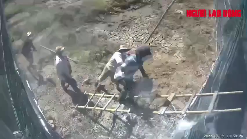 CLIP: Nh&oacute;m người hung hăng n&eacute;m đ&aacute; khiến bảo vệ c&ocirc;ng tr&igrave;nh điện gi&oacute; nhập viện - Ảnh 3.
