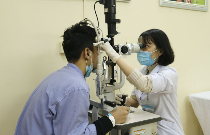 Thiếu niên 15 tuổi bị thương ở mặt, mắt, tay khi tự chế pháo nổ - Ảnh 1.