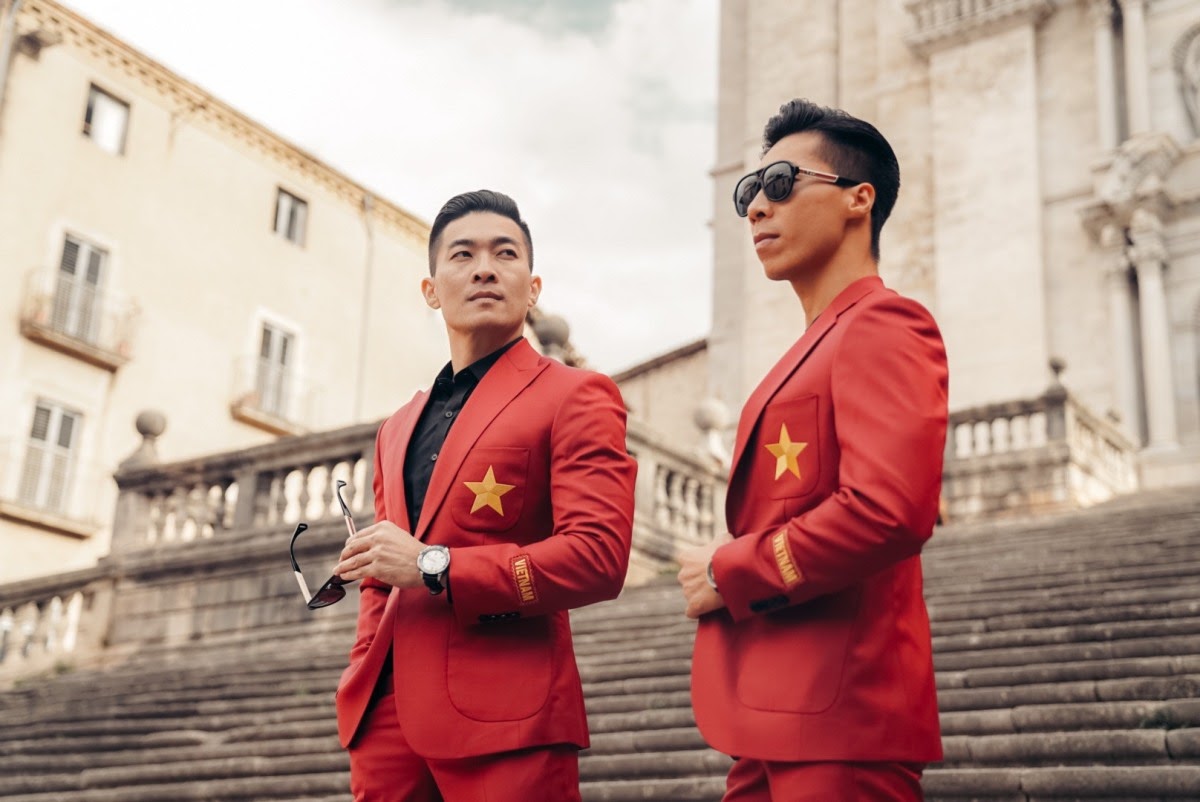 CEO Mon Amie thiết kế những bộ suit cho Quốc Cơ - Quốc Nghiệp tại chuyến lưu diễn ở Tây Ban Nha