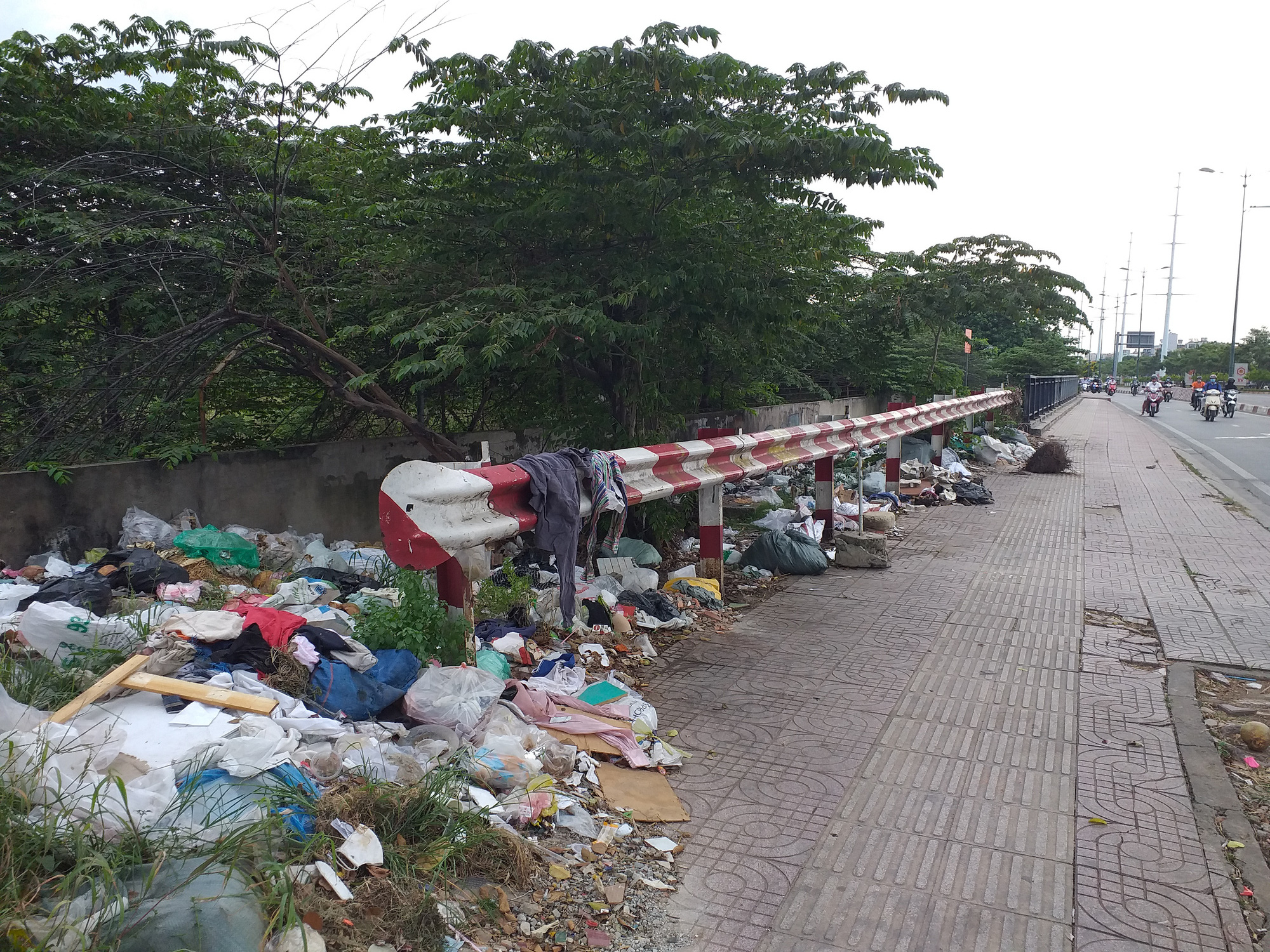 Nhiều bãi rác tự phát ven đại lộ Phạm Văn Đồng