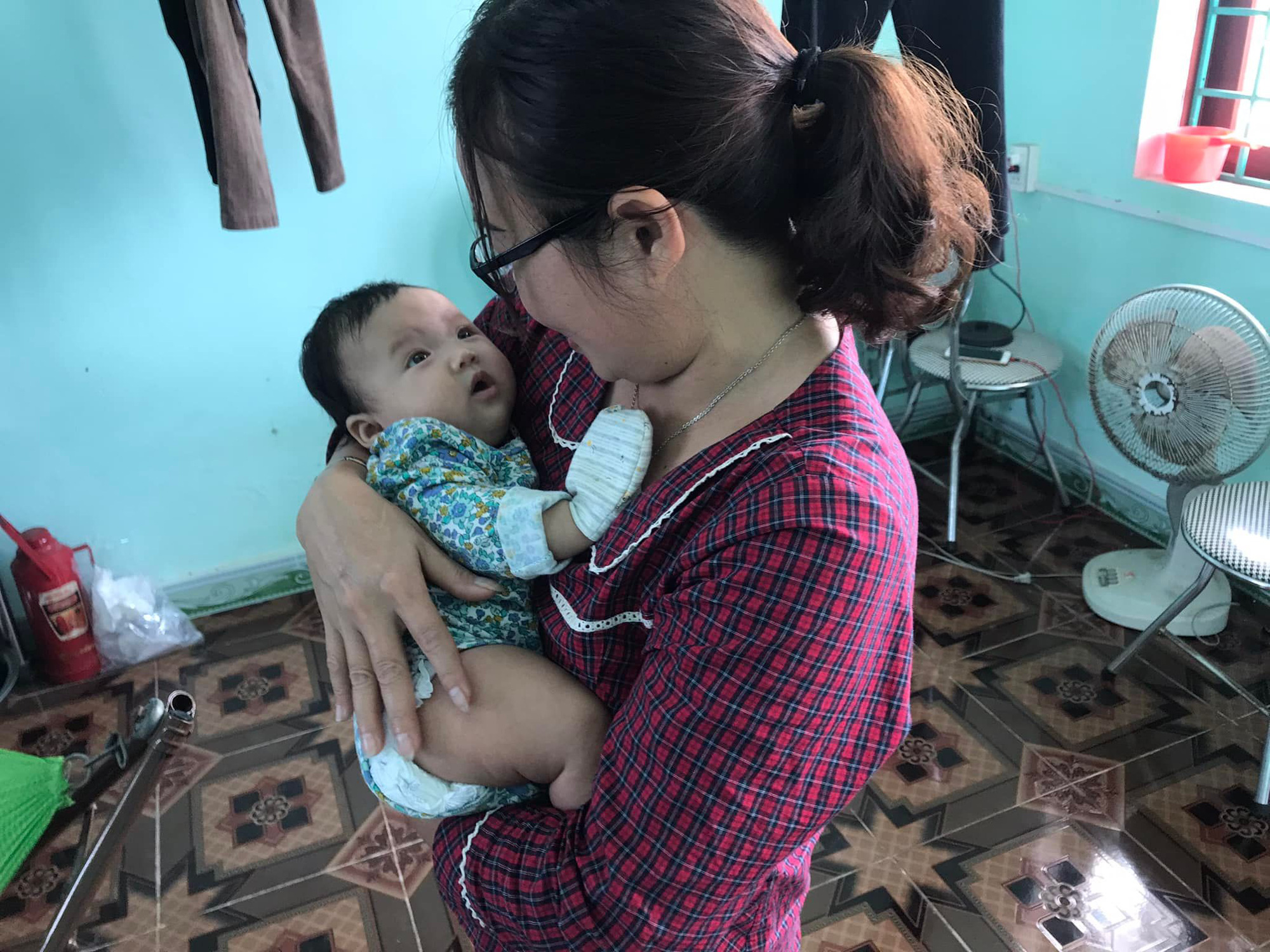 Bé gái 3 tháng tuổi bị bỏ rơi tại gốc cây trong đêm khuya giá rét