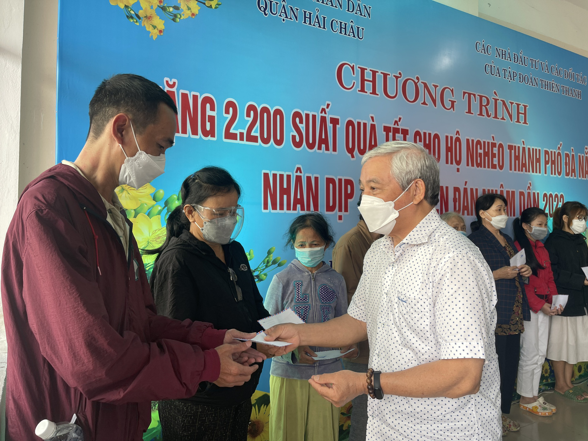 Trao 5.400 suất qu&agrave; Tết cho ngư&ograve;i d&acirc;n kh&oacute; khăn ở Đ&agrave; Nẵng, Quảng Ng&atilde;i - Ảnh 4.