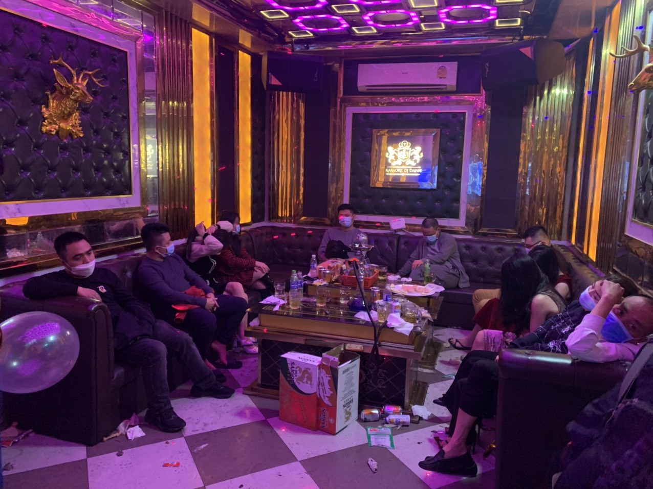 Kiểm tra quán karaoke, phát hiện nhiều nam nữ đang phê ma túy
