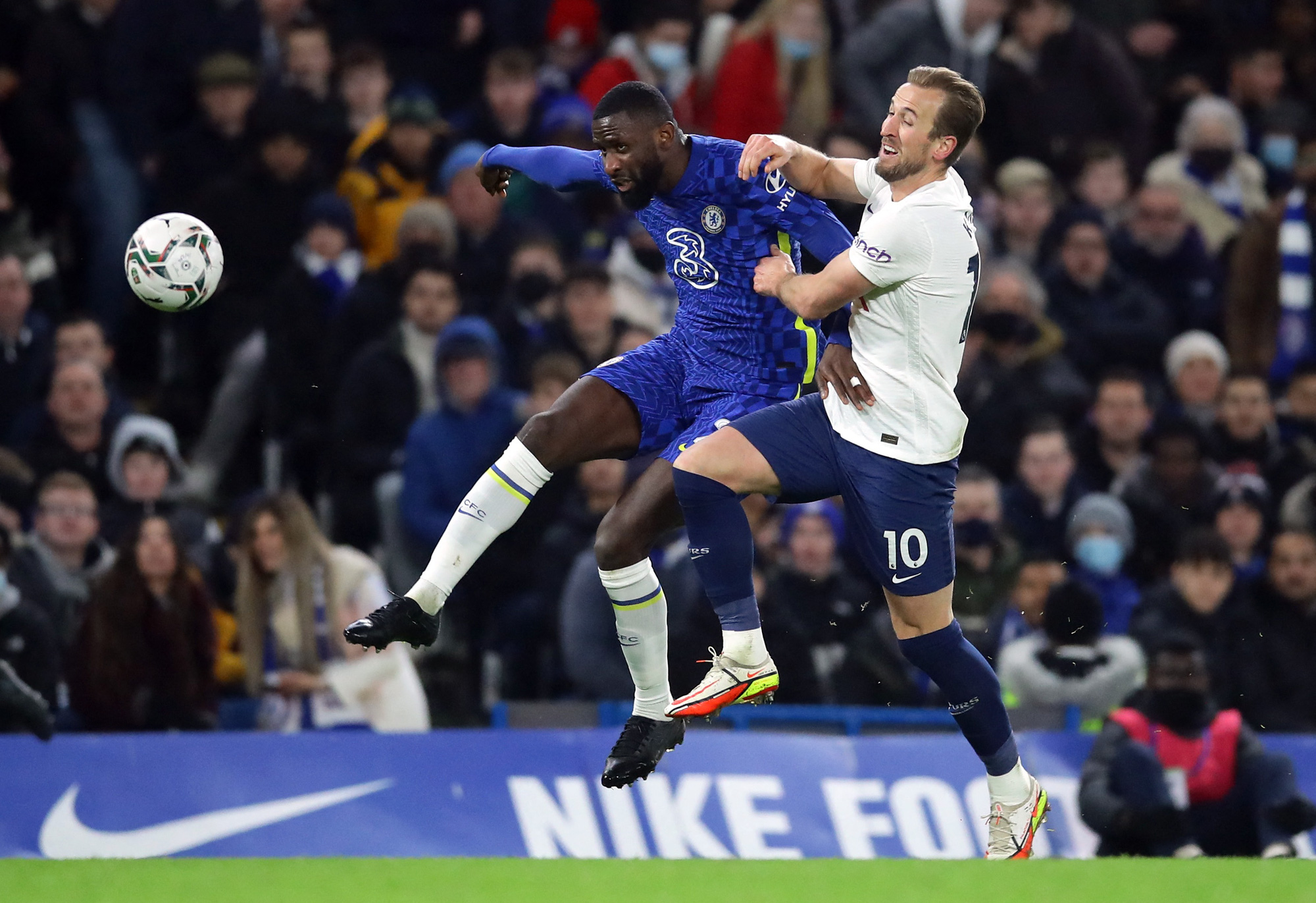 Tottenham thua thảm, Chelsea cầm chắc vé chung kết League Cup