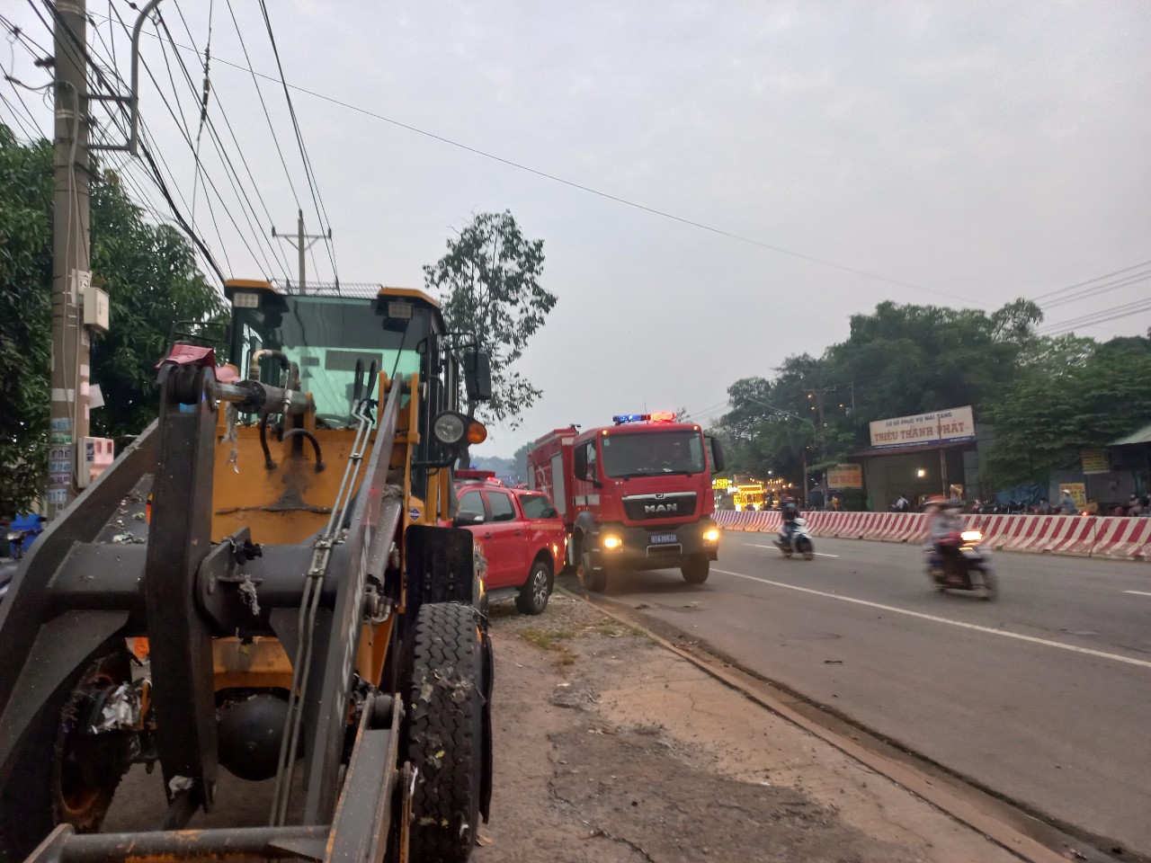 Cột kh&oacute;i bốc l&ecirc;n từ thị x&atilde; Bến C&aacute;t l&uacute;c rạng s&aacute;ng, nhiều người hoảng loạn - Ảnh 1.