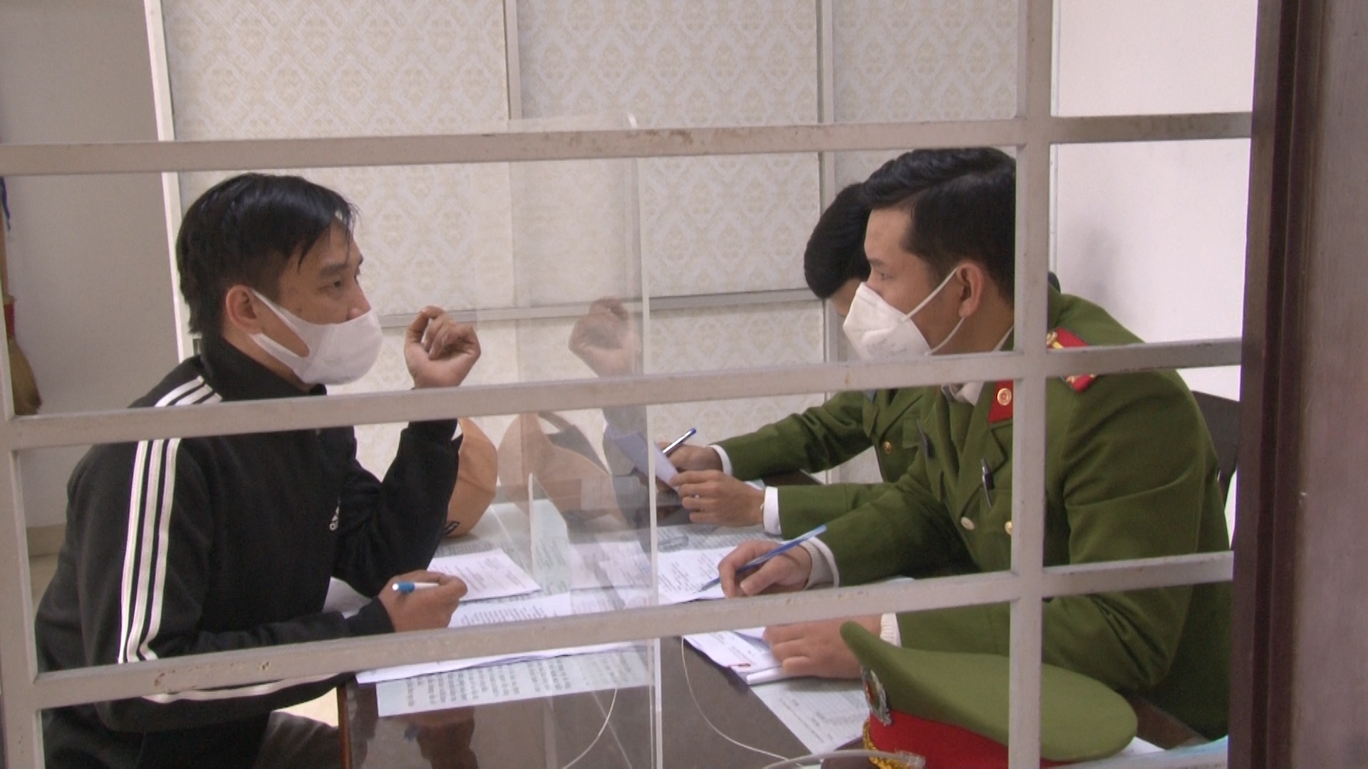 Đ&ocirc;i nam nữ tr&igrave;nh b&aacute;o c&ocirc;ng an v&igrave; mua tr&uacute;ng ma t&uacute;y giả - Ảnh 1.