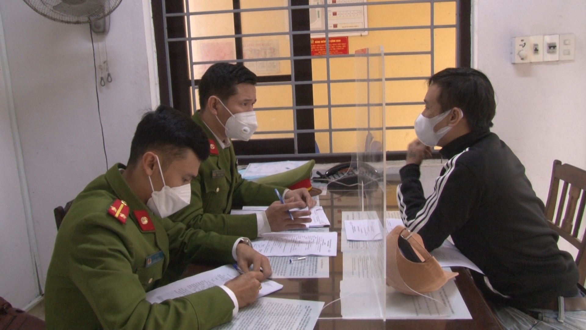 Đôi nam nữ trình báo công an vì mua trúng ma túy giả