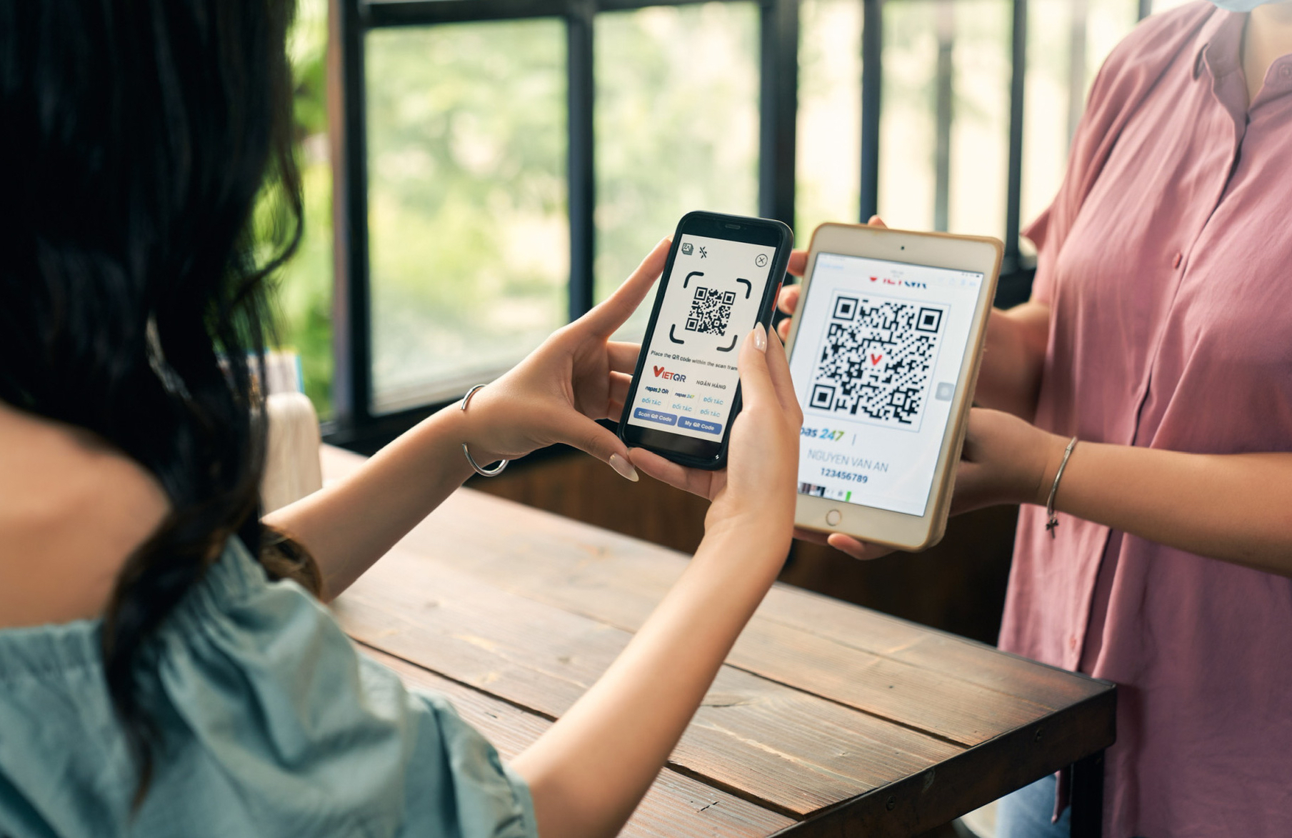 Lần đầu tiên giao dịch rút tiền qua ATM giảm