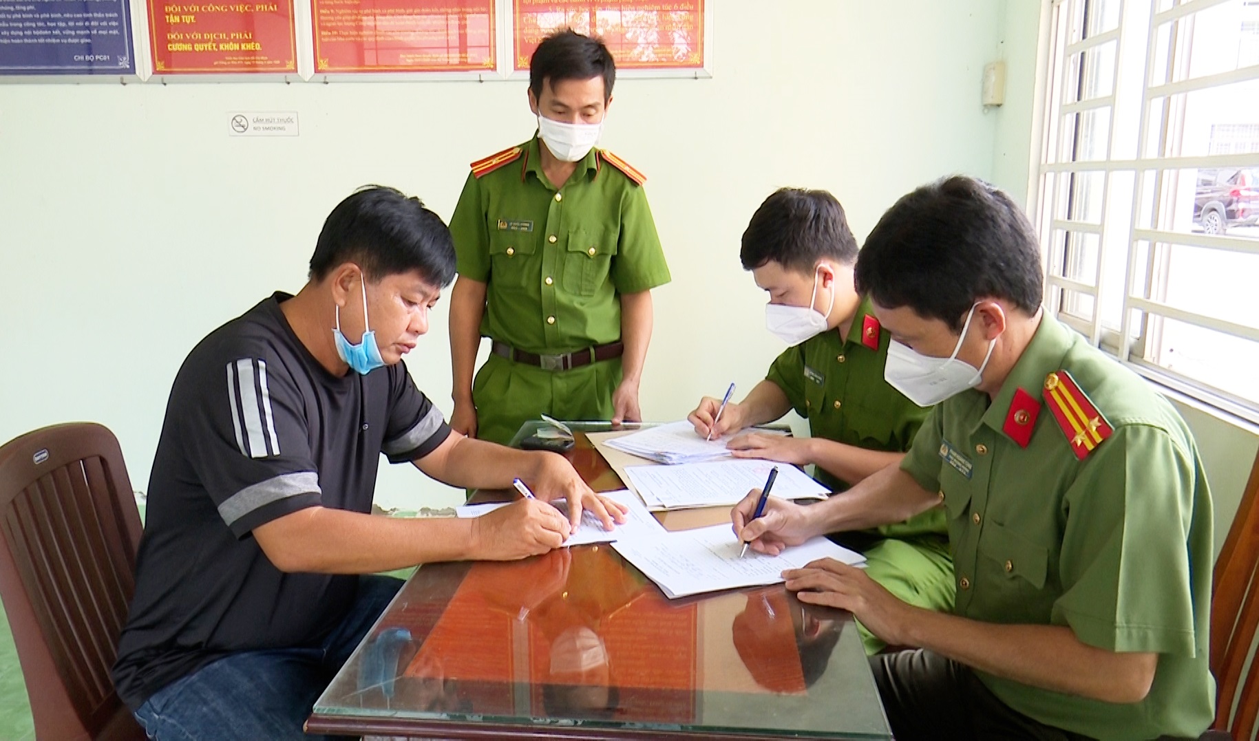Th&ecirc;m 1 cựu c&aacute;n bộ c&ocirc;ng an li&ecirc;n quan &ldquo;tr&ugrave;m&rdquo; bu&ocirc;n lậu Mười Tường - Ảnh 2.