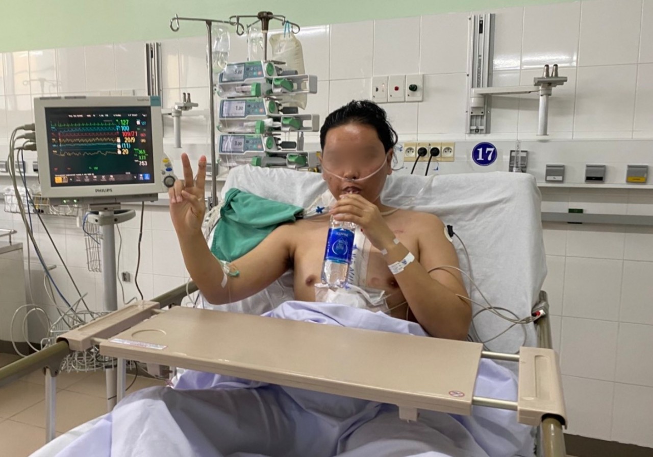 Xuyên đêm chạy ôtô vượt hàng trăm cây số lấy tim về ghép cho bệnh nhân - Ảnh 1.