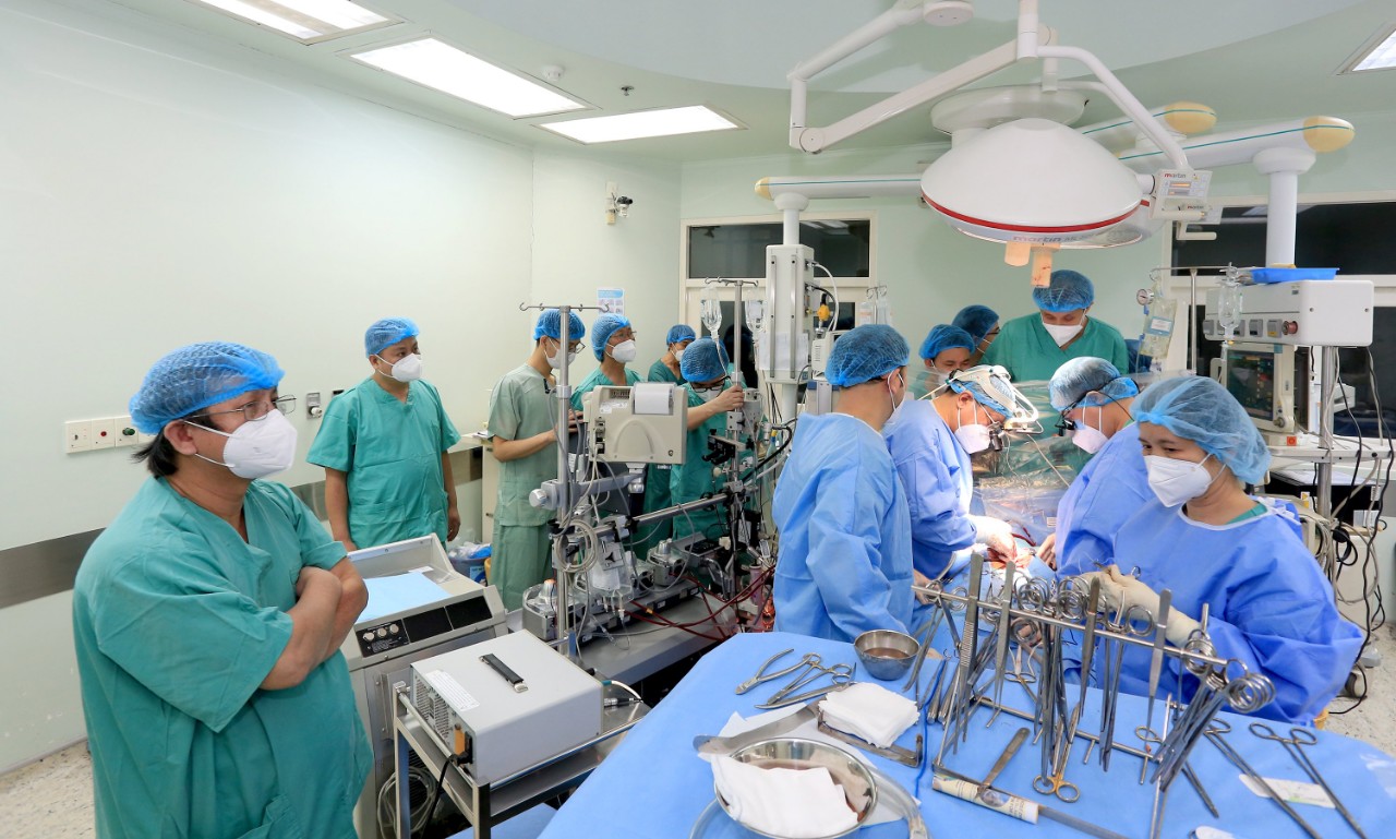 Xuyên đêm chạy ôtô vượt hàng trăm cây số lấy tim về ghép cho bệnh nhân