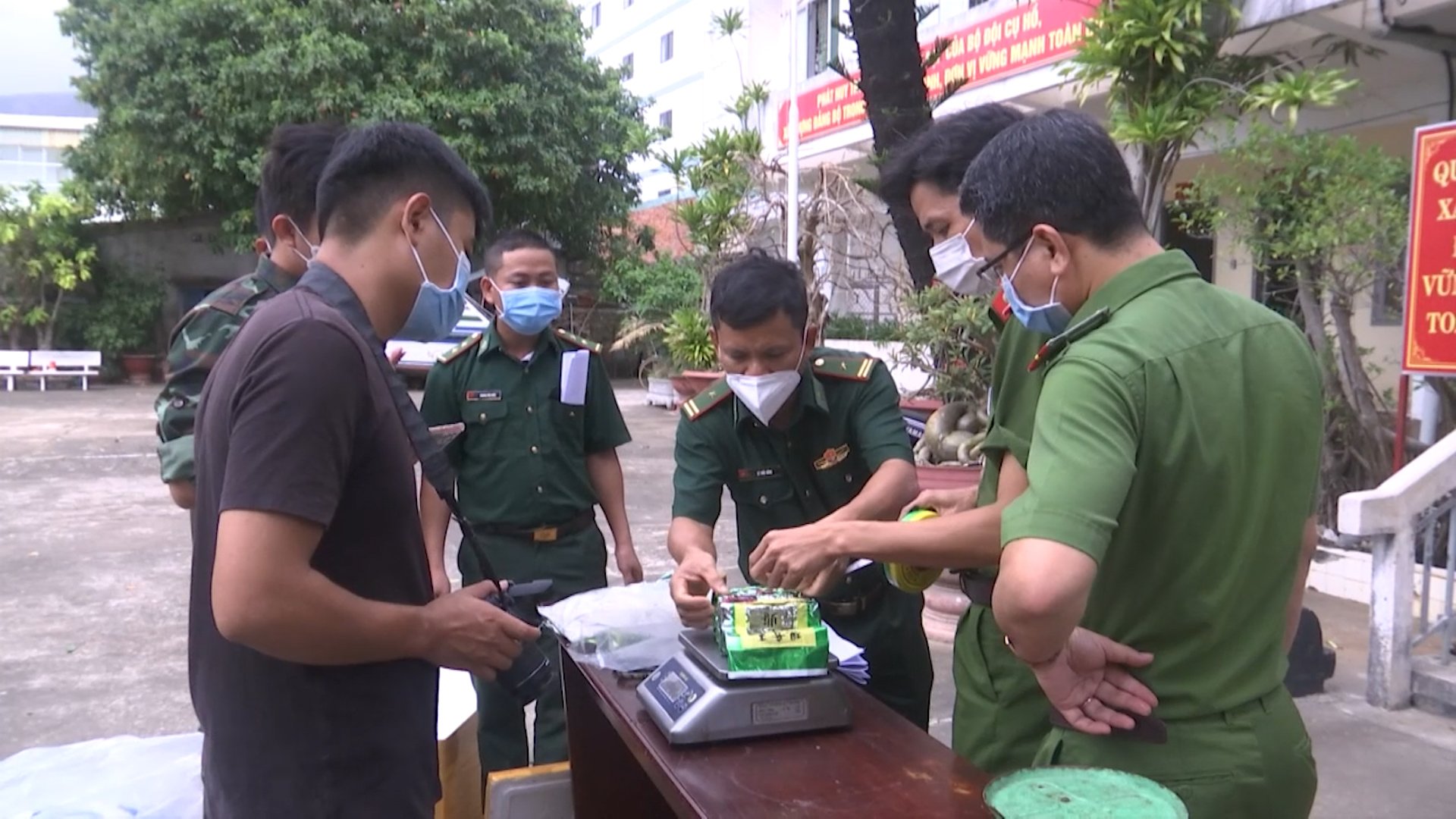 Ph&aacute;t hiện 21 g&oacute;i nghi ma t&uacute;y tr&ocirc;i dạt v&agrave;o bờ biển C&ocirc;n Đảo - Ảnh 3.