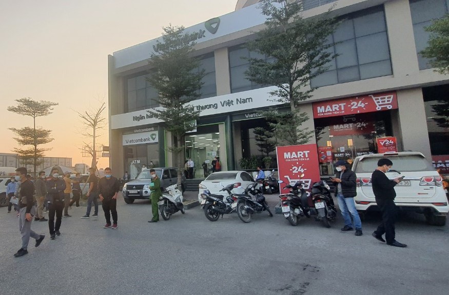 N&Oacute;NG: Bắt nghi phạm vụ cướp 3 tỉ đồng tại chi nh&aacute;nh ng&acirc;n h&agrave;ng Vietcombank - Ảnh 6.