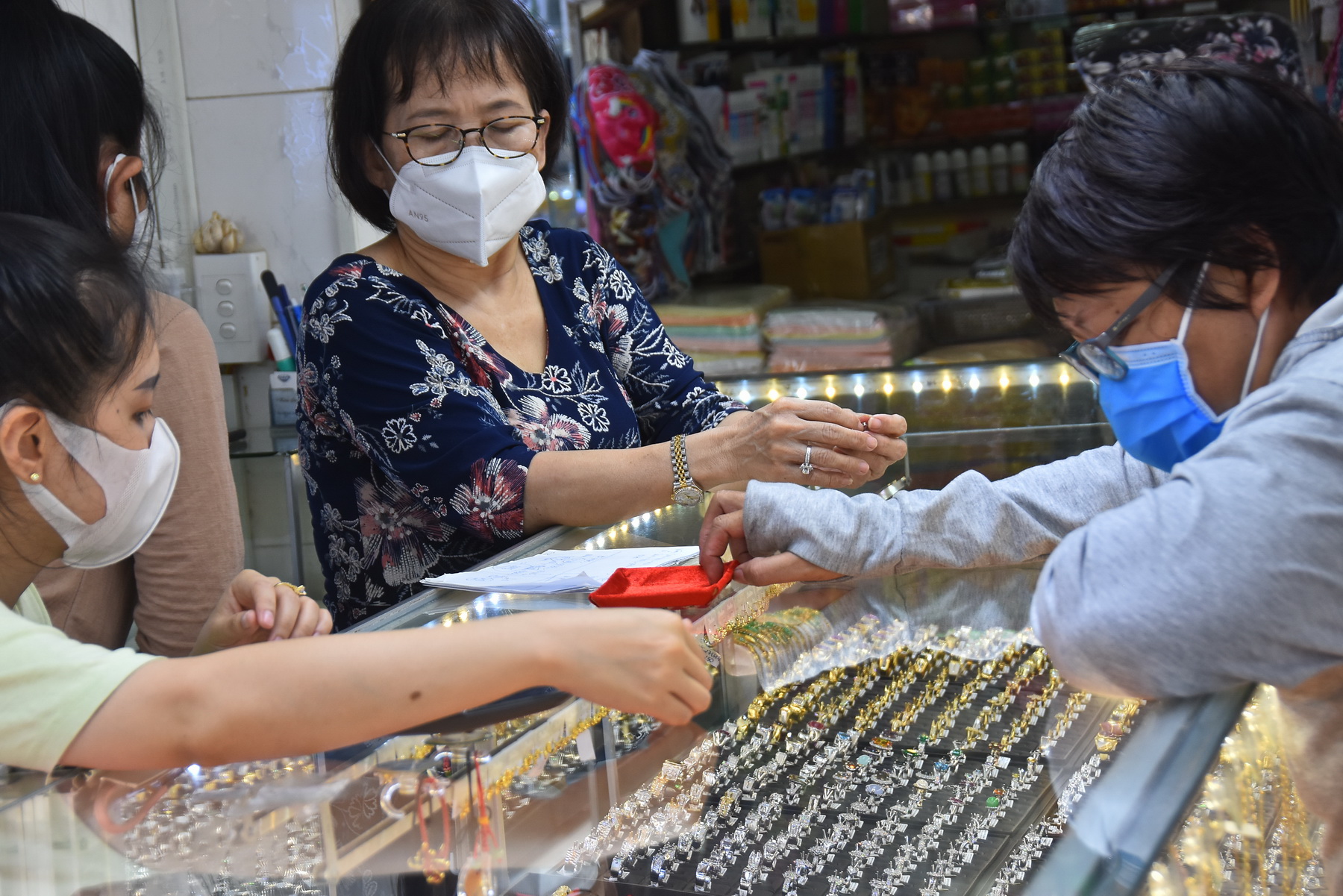 Giá vàng hôm nay 7-1: Giảm mạnh, Mỹ có thể tăng lãi suất cơ bản