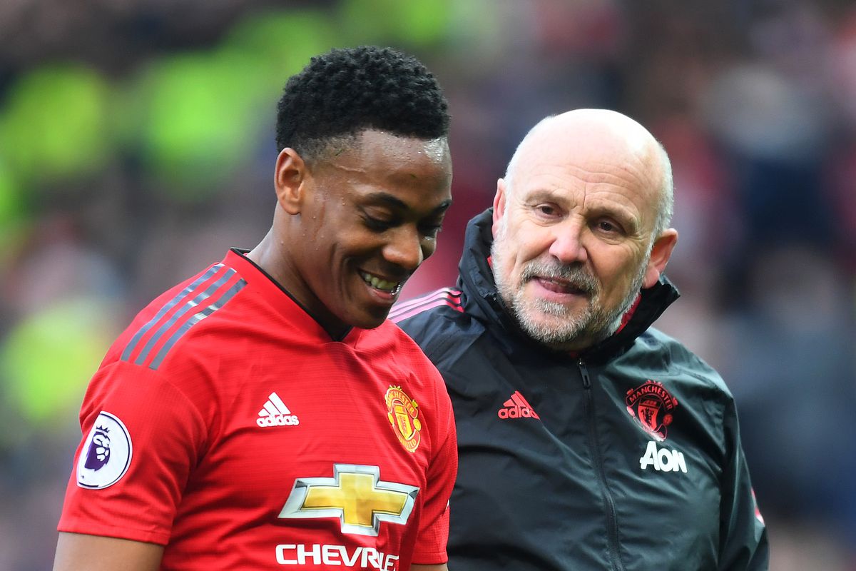 Phó tướng Mike Phelan ra tay dẹp loạn "17 sứ quân" tại Man United