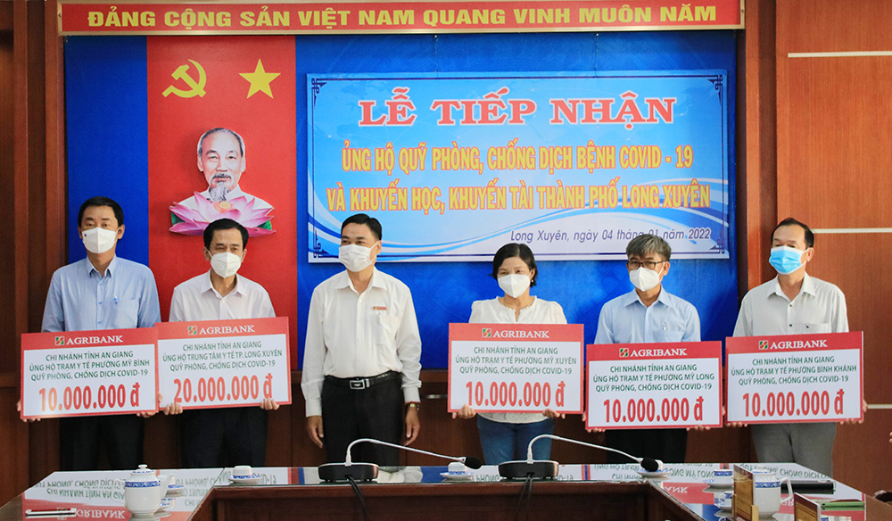 Agribank An Giang hỗ trợ kinh ph&iacute; ph&ograve;ng, chống dịch Covid-19 - Ảnh 1.