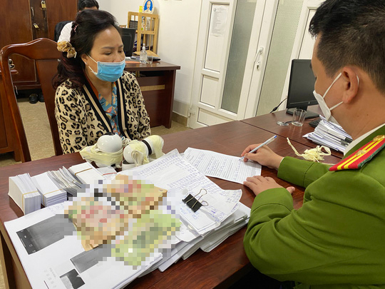 Chi&ecirc;u b&agrave;i qua mắt c&ocirc;ng an của qu&yacute; b&agrave; cầm đầu đường d&acirc;y thầu đề khủng - Ảnh 2.
