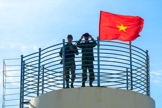 Cuộc thi ảnh Thi&ecirc;ng li&ecirc;ng cờ Tổ quốc: Sắc m&agrave;u cuộc sống - Ảnh 3.