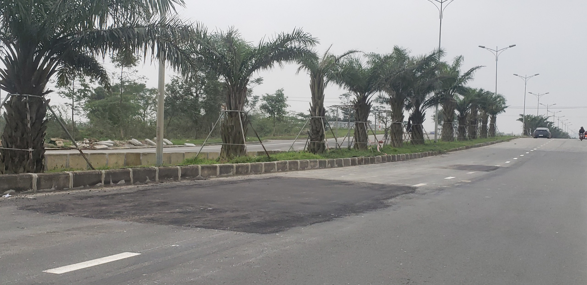 Đường vừa thảm nhựa nâng cấp đã phải cào bóc, vá víu