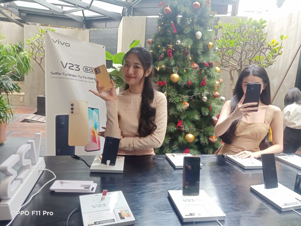 Smartphone V23 5G với camera selfie góc siêu rộng