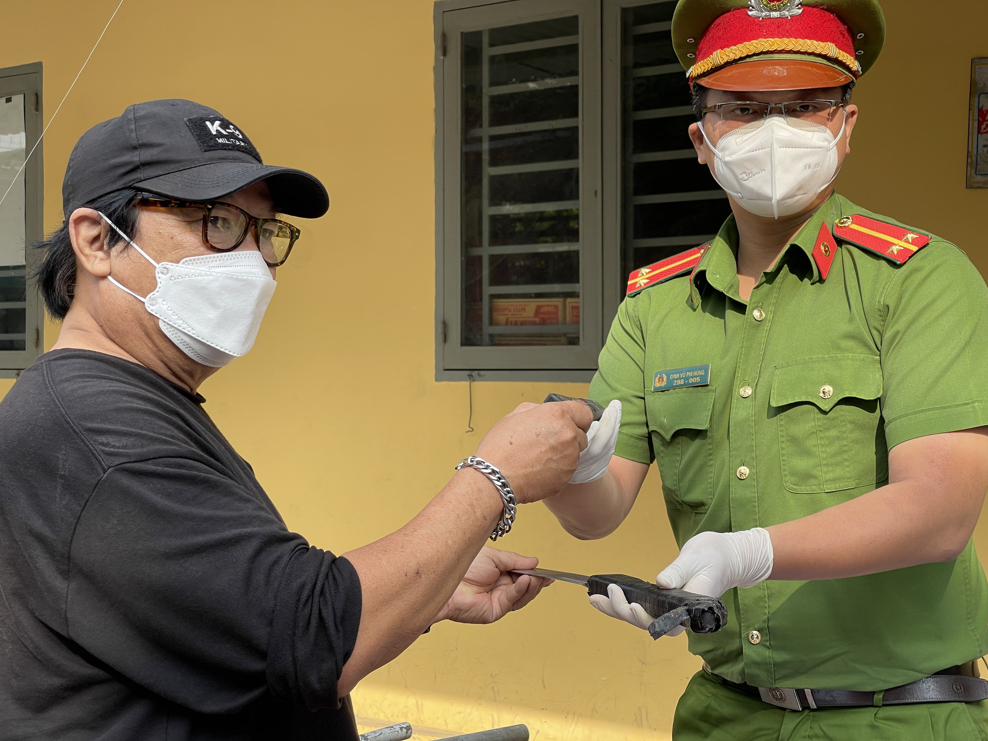 CLIP: Người dân TP Thủ Đức mang vũ khí đi… đổi gạo