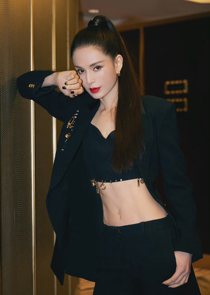 Cận cảnh những &ldquo;mỹ nh&acirc;n kh&ocirc;ng tuổi&rdquo; của showbiz Trung Quốc - Ảnh 12.